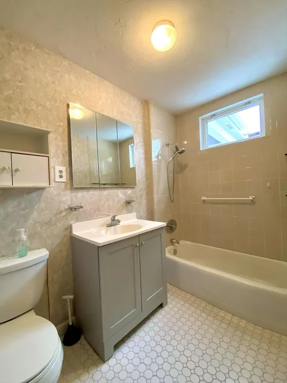 5 bed, 3 bath apartment for rent at 18 Howard Unit 1, Waltham — photo 10 of 13