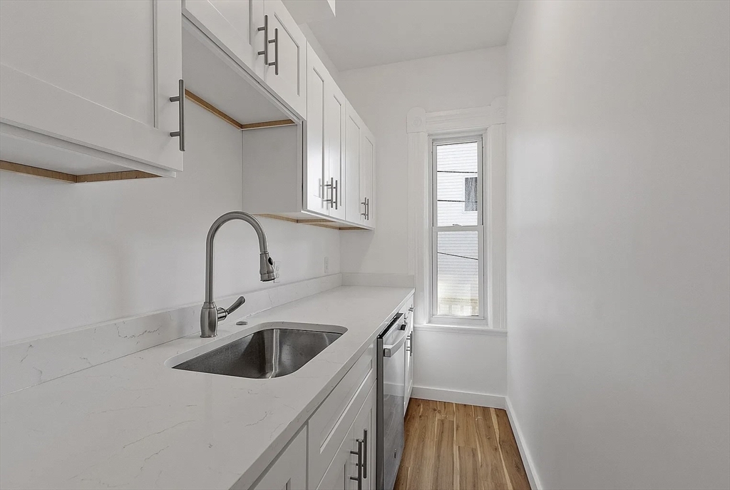 3 bed, 1 bath apartment for rent at 18 Ingalls St Unit 1, Worcester — photo 3 of 17