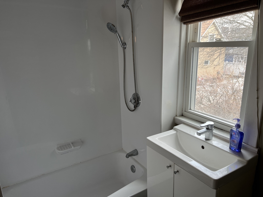 1 bed, 1 bath apartment for rent at 18 James Ave Unit 1, Winthrop — photo 8 of 12