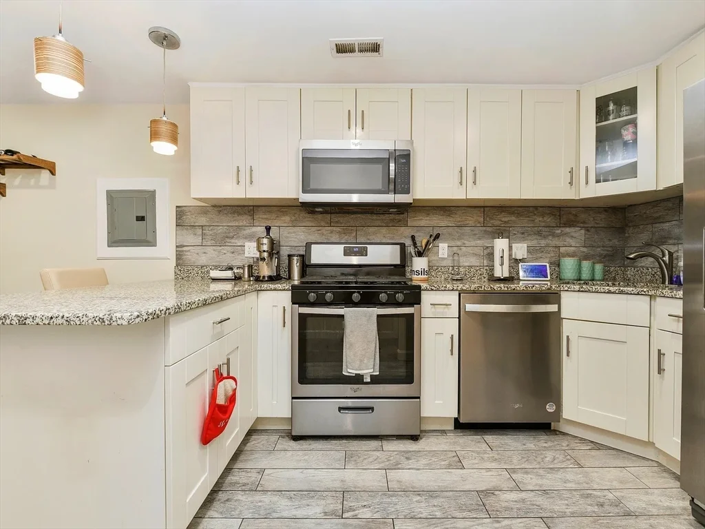 2 bed, 1 bath apartment for rent at 18 Juniper St Unit 47, Coolidge Corner — photo 4 of 11