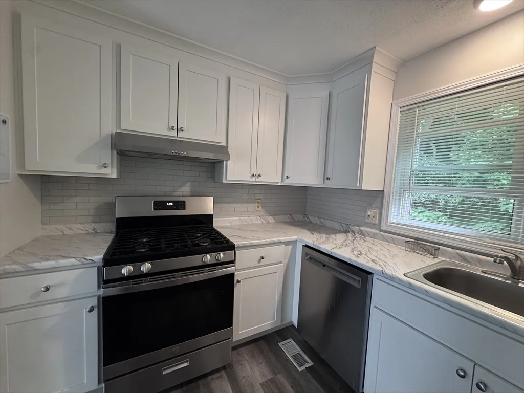 2 bed, 1 bath apartment for rent at 18 Juniper St Unit 49, Coolidge Corner — photo 4 of 12