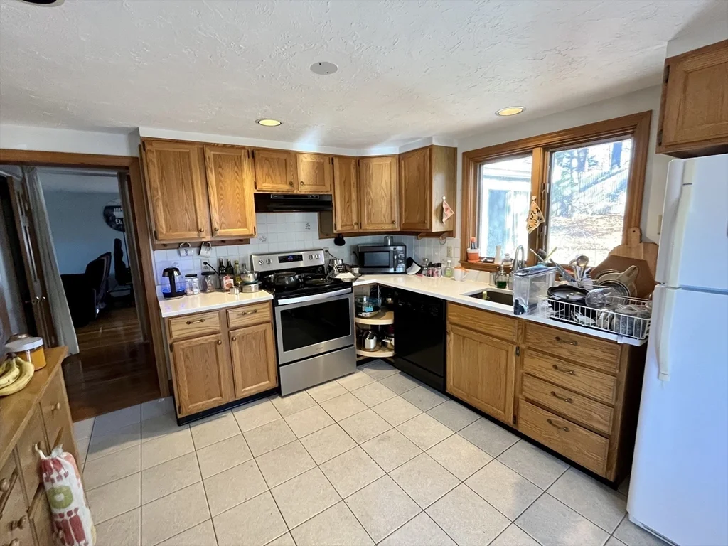 4 bed, 2 bath apartment for rent at 18 Lariviere Rd, Saxonville — photo 4 of 9