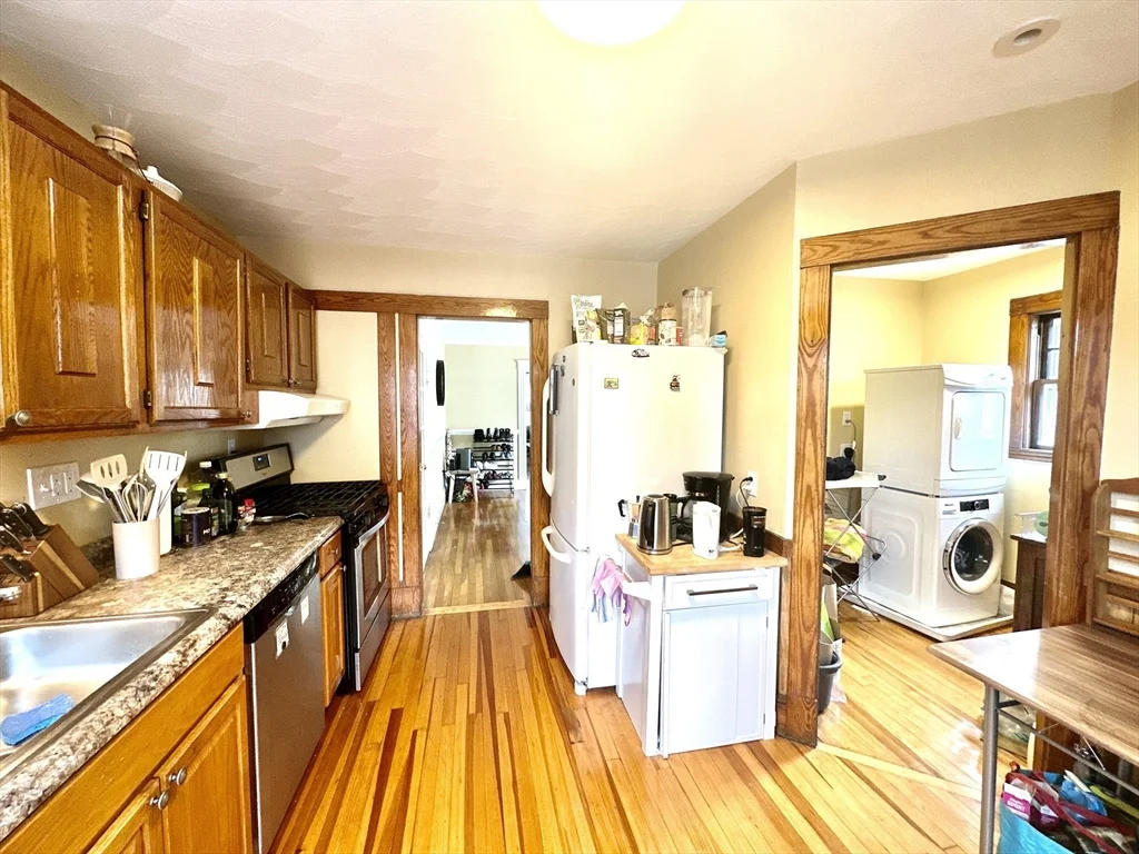 4 bed, 2 bath apartment for rent at 18 Linden Pl Unit 18, Brookline Village — photo 6 of 15