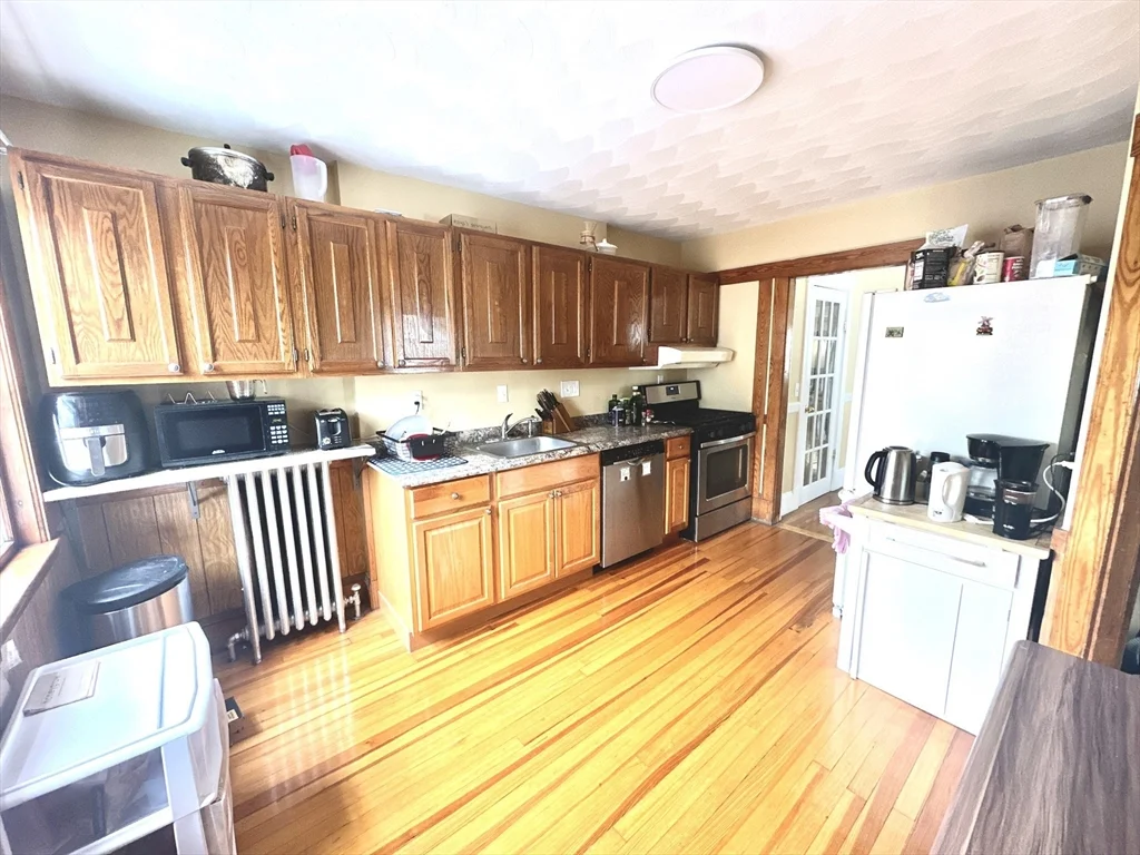 4 bed, 2 bath apartment for rent at 18 Linden Pl Unit 18, Brookline Village — photo 5 of 15