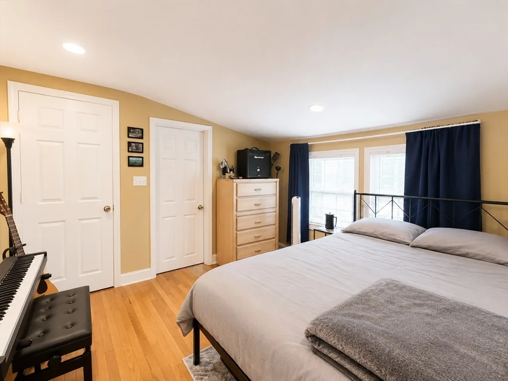 4 bed, 2 bath apartment for rent at 18 Linden Pl Unit 2, Coolidge Corner — photo 11 of 14