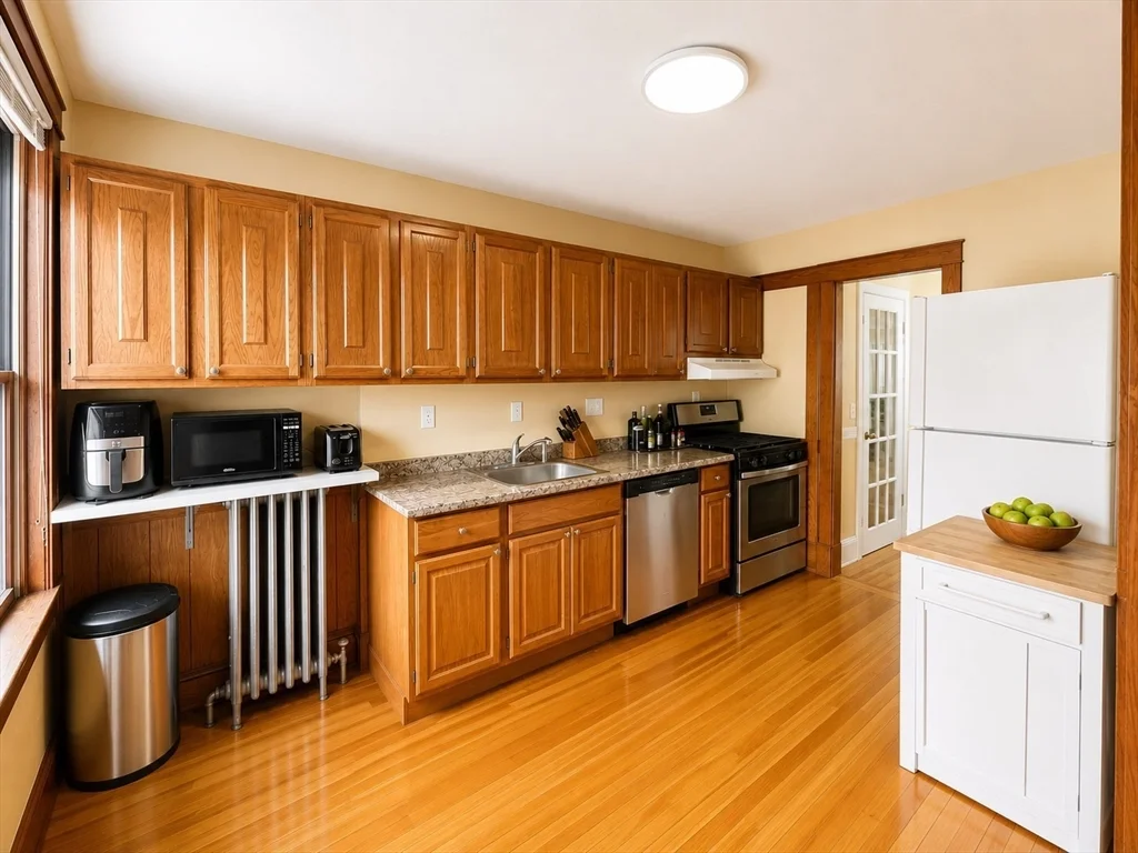 4 bed, 2 bath apartment for rent at 18 Linden Pl Unit 2, Coolidge Corner — photo 4 of 14