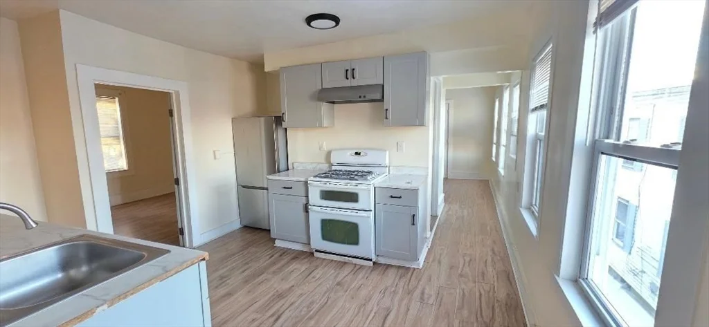 4 bed, 1 bath apartment for rent at 18 Linden St Unit 18, Rockland — photo 4 of 14