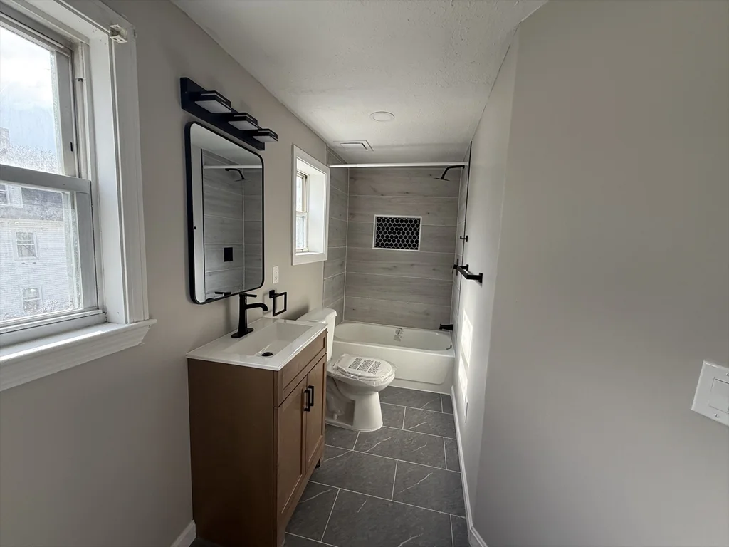 3 bed, 1 bath apartment for rent at 18 Meadow St Unit 2, Taunton — photo 3 of 18