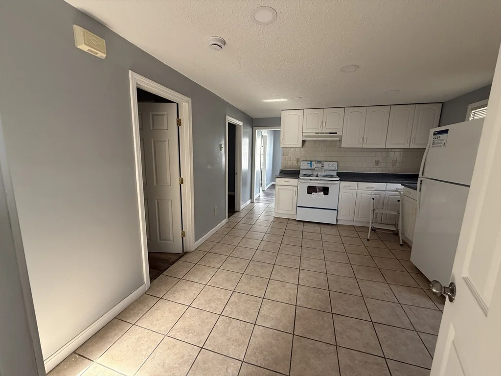 3 bed, 1 bath apartment for rent at 18 Meadow St Unit 2, Taunton — photo 1 of 18