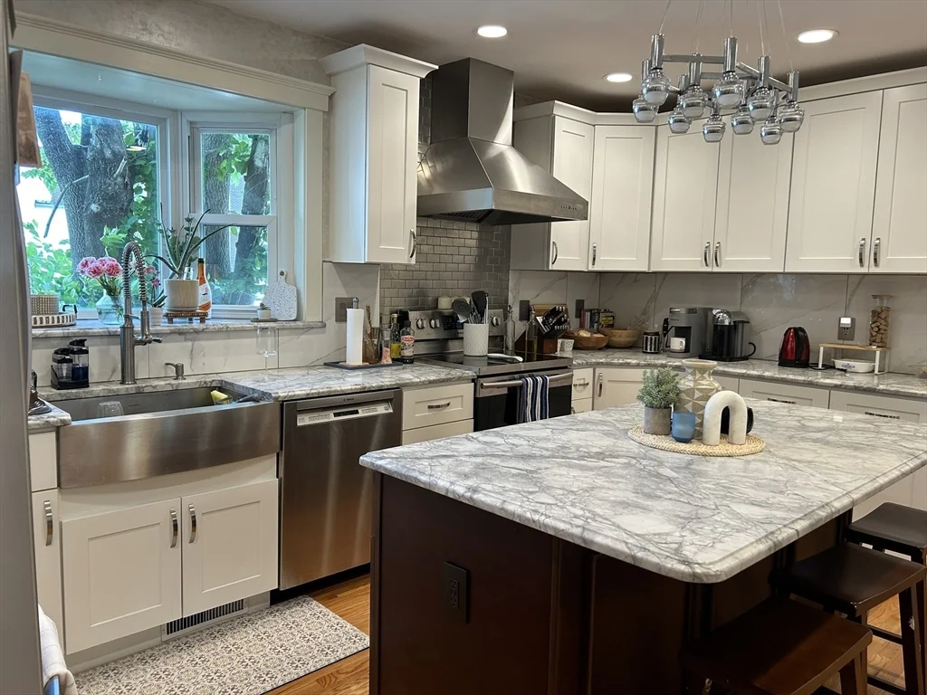 3 bed, 1 bath apartment for rent at 18 Meridian Pkwa Unit 1, Malden — photo 2 of 13
