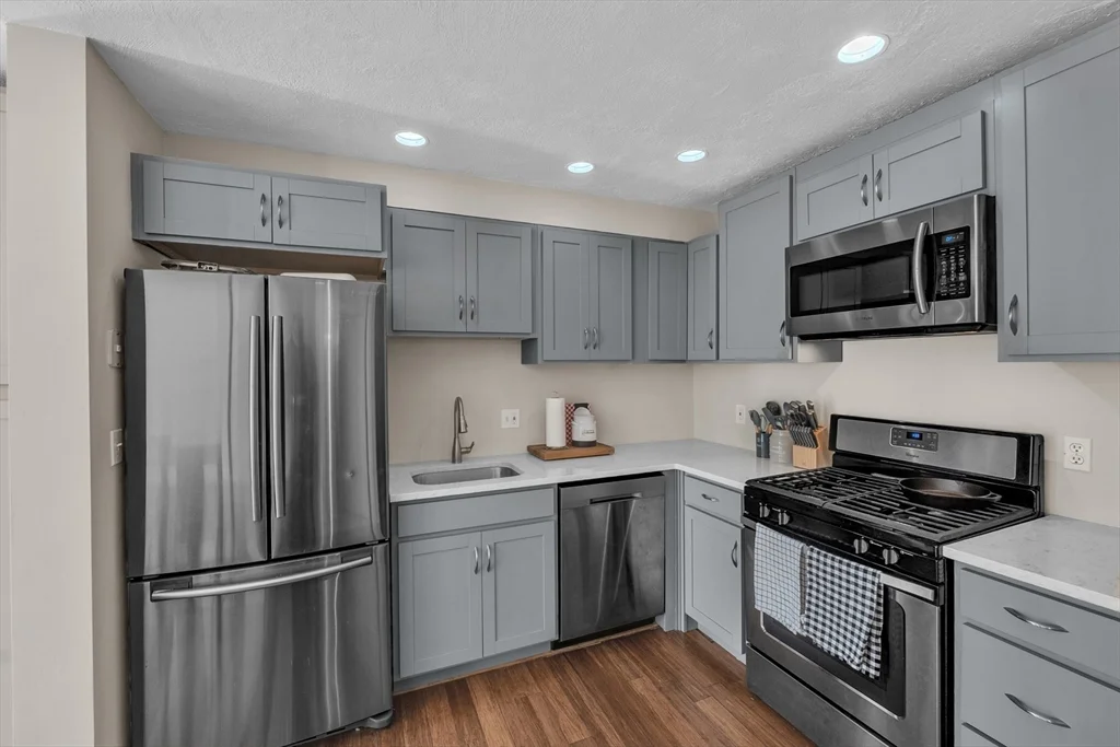 2 bed, 1 bath apartment for rent at 18 Merlin Ct Unit 18, Tatnuck — photo 3 of 17