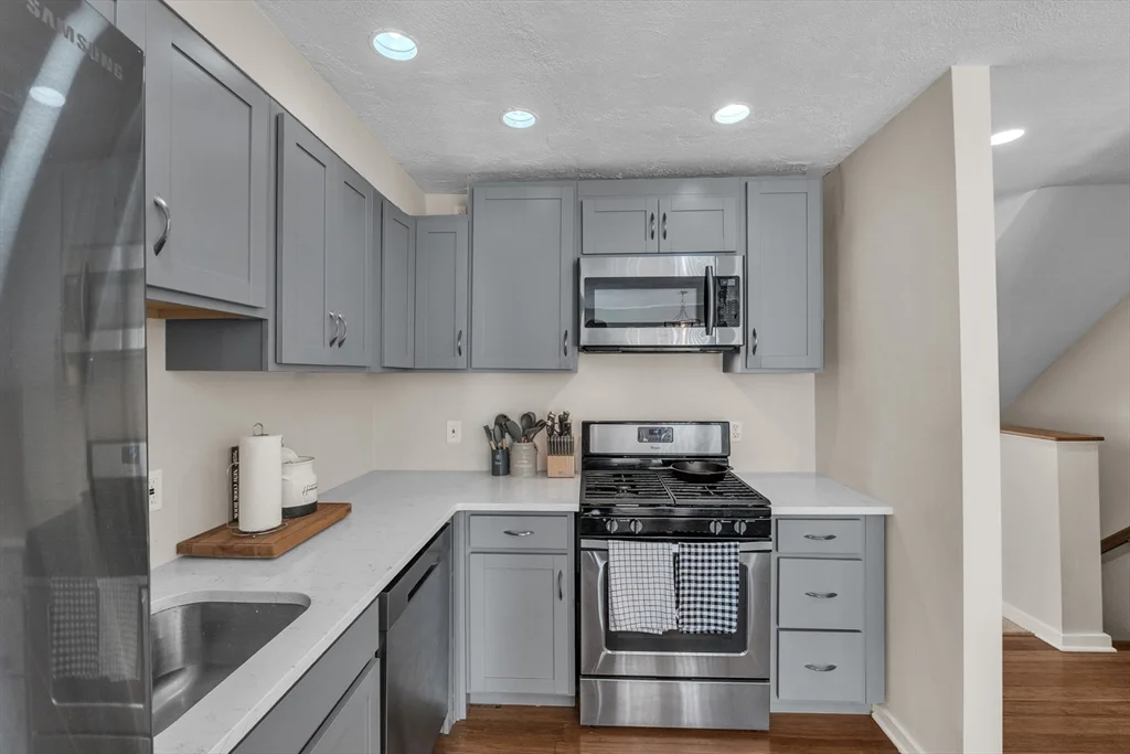 2 bed, 1 bath apartment for rent at 18 Merlin Ct Unit 18, Tatnuck — photo 4 of 17
