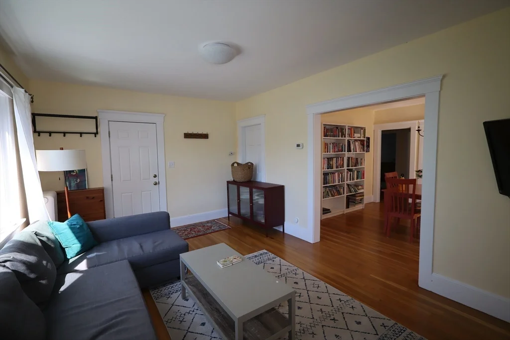 2 bed, 1 bath apartment for rent at 18 Moulton Rd Unit 1, Arlington Heights — photo 3 of 25