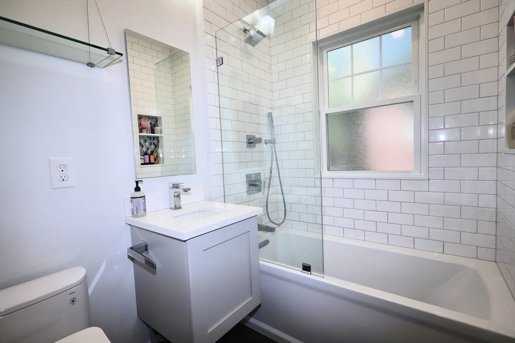 2 bed, 1 bath apartment for rent at 18 Moulton Rd Unit 1, Arlington Heights — photo 15 of 25