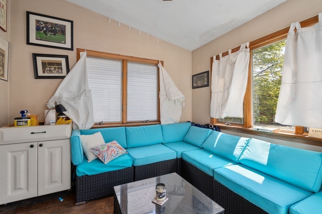 3 bed, 1 bath apartment for rent at 18 Newcastle Rd Unit 18, Brighton — photo 15 of 18