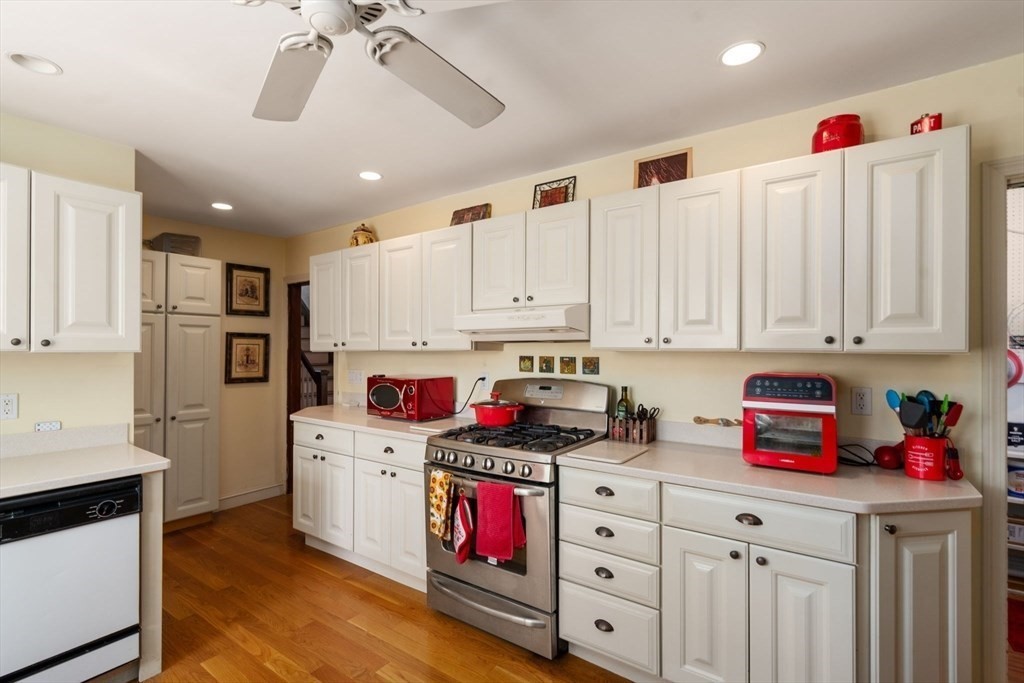 3 bed, 1 bath apartment for rent at 18 Newcastle Rd Unit 18, Brighton — photo 4 of 18
