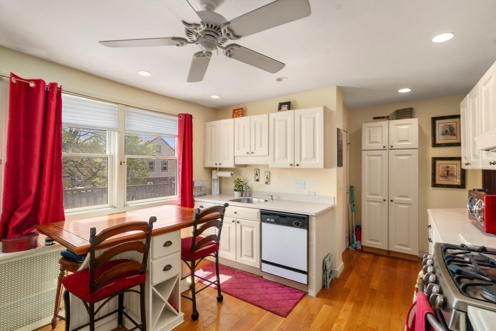 3 bed, 1 bath apartment for rent at 18 Newcastle Rd Unit 18, Brighton — photo 6 of 18