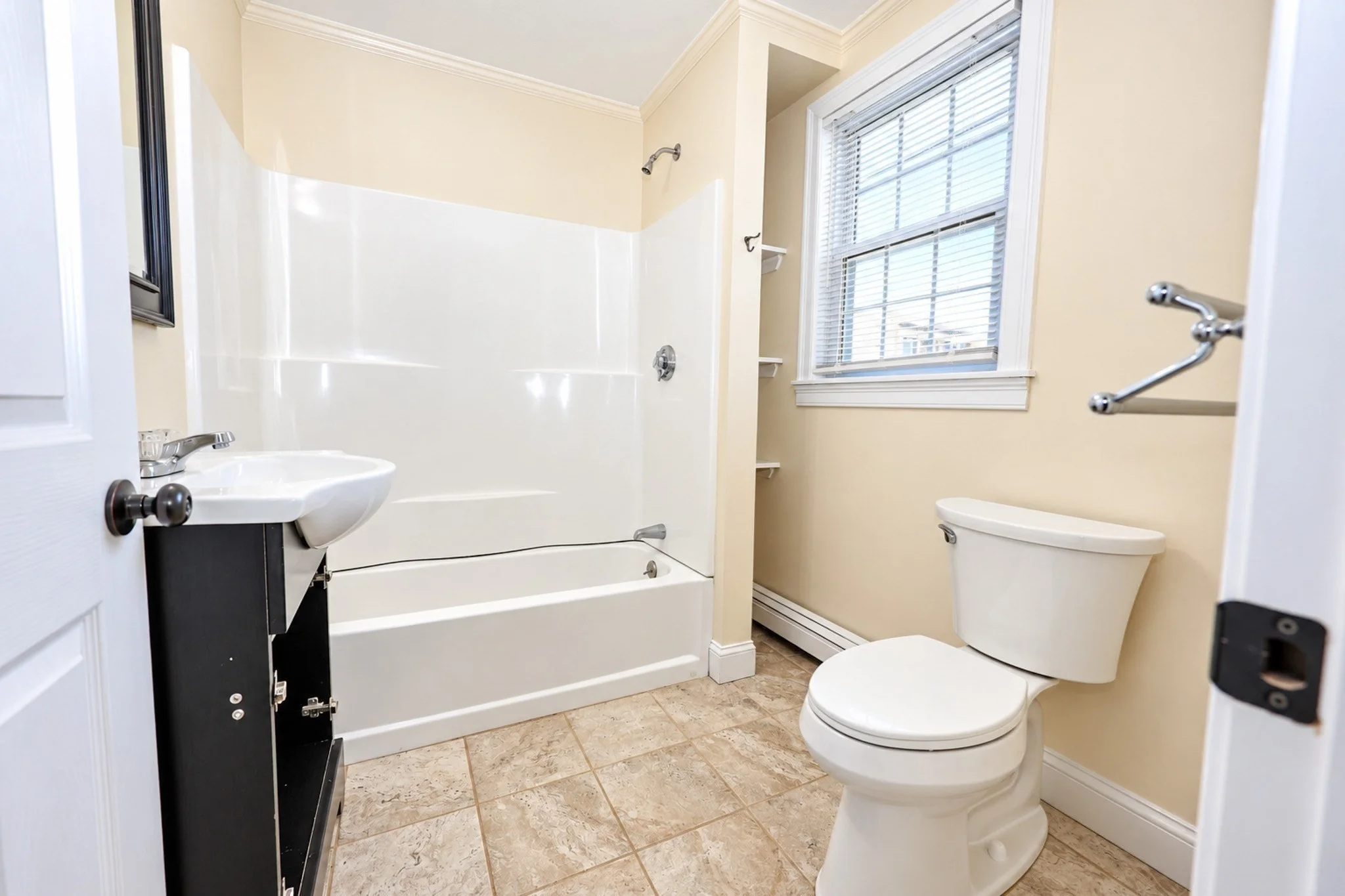 4 bed, 1 bath apartment for rent at 18 Pacific St Unit 4, Rockland — photo 5 of 25