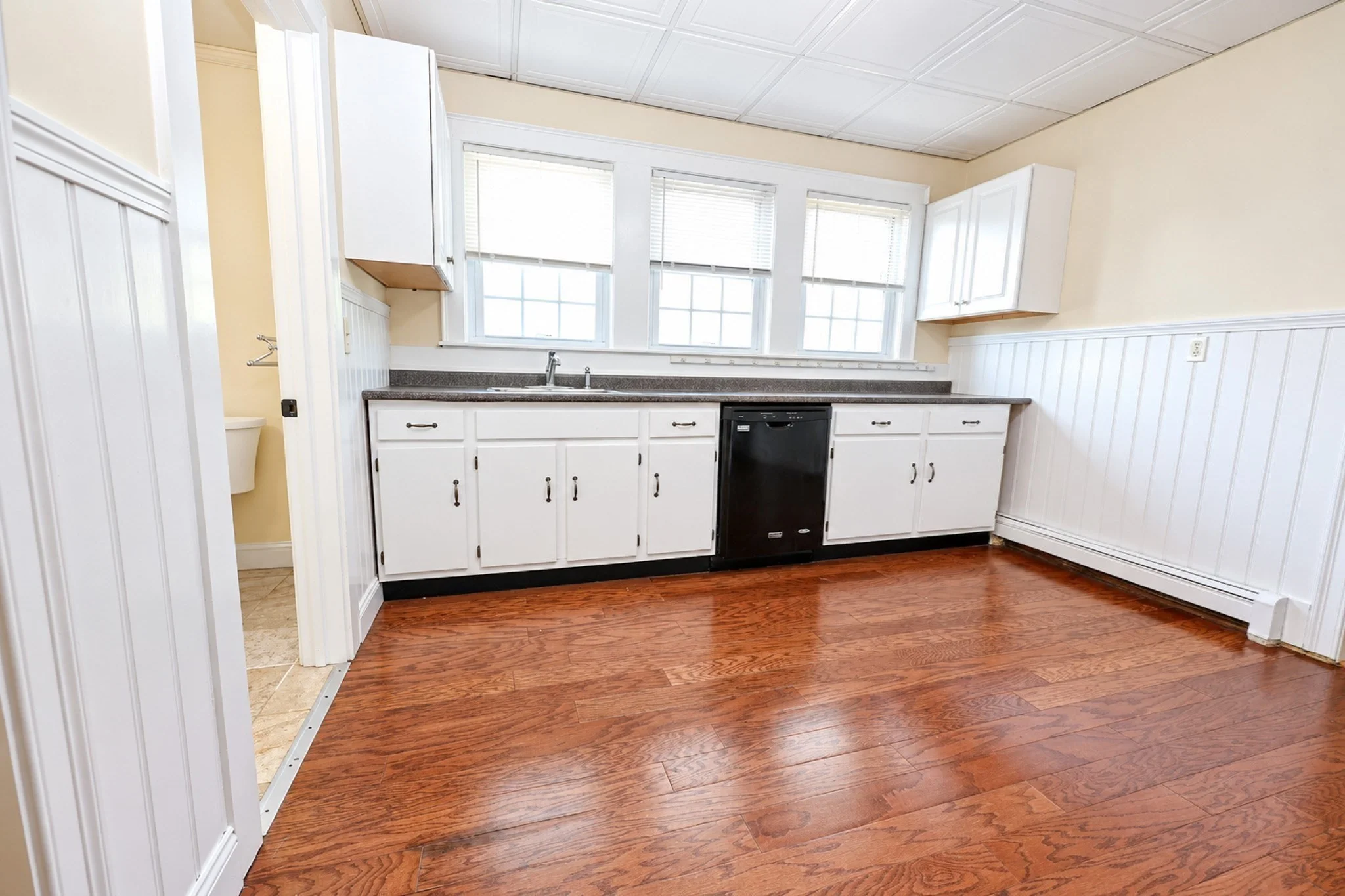 4 bed, 1 bath apartment for rent at 18 Pacific St Unit 4, Rockland — photo 2 of 25