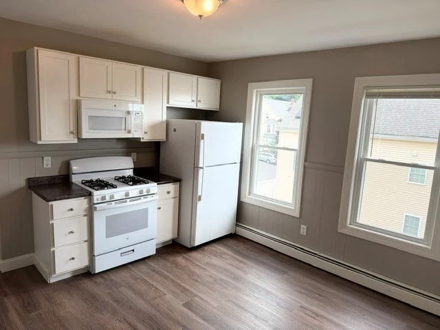 3 bed, 1 bath apartment for rent at 18 Proctor St Unit 2, Haverhill — photo 3 of 14