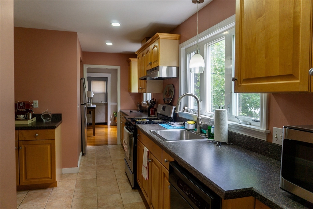3 bed, 2 bath apartment for rent at 18 Ranelegh Rd Unit 1, Brighton — photo 8 of 14