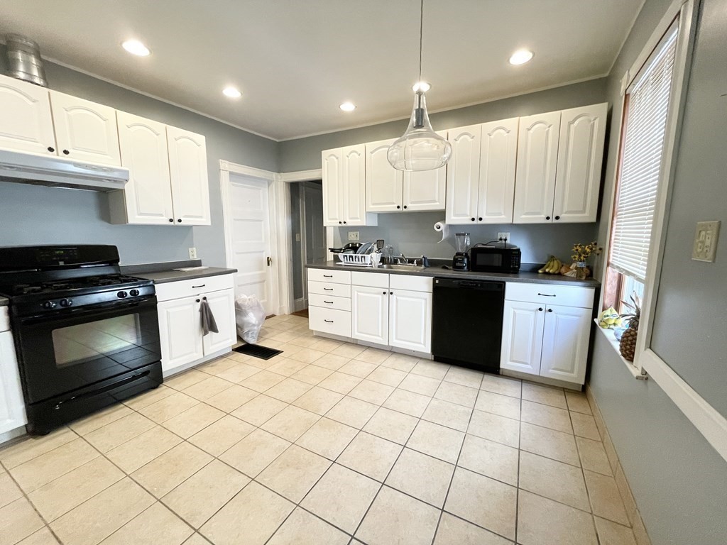 4 bed, 2 bath apartment for rent at 18 Romsey St Unit 1, Dorchester — photo 2 of 11