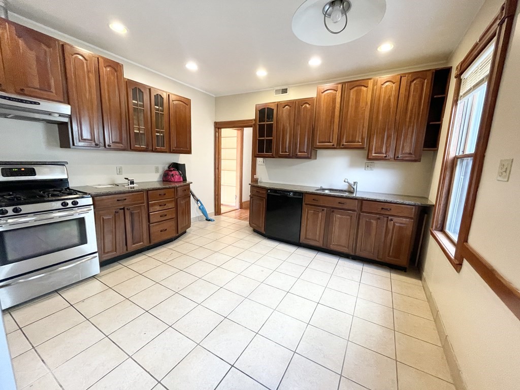 4 bed, 2 bath apartment for rent at 18 Romsey St Unit 2, Dorchester — photo 2 of 10