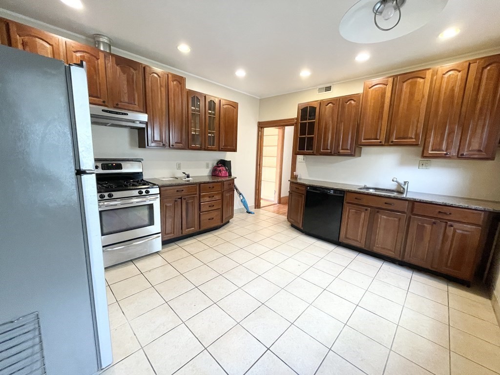 4 bed, 2 bath apartment for rent at 18 Romsey St Unit 2, Dorchester — photo 3 of 10