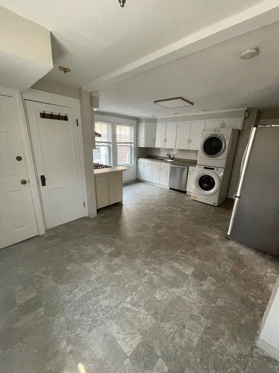 3 bed, 1 bath apartment for rent at 18 Sheafe St Unit 2, Chestnut Hill — photo 2 of 10