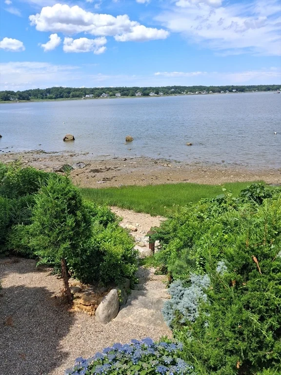 2 bed, 1 bath apartment for rent at 18 Shore Dr, Kingston — photo 3 of 13