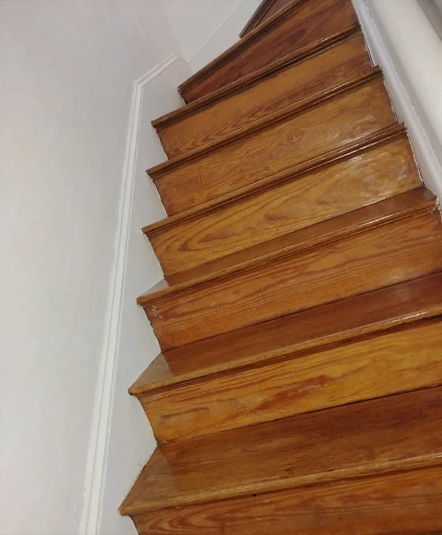 3 bed, 1 bath apartment for rent at 18 Spring St, Lexington — photo 4 of 7