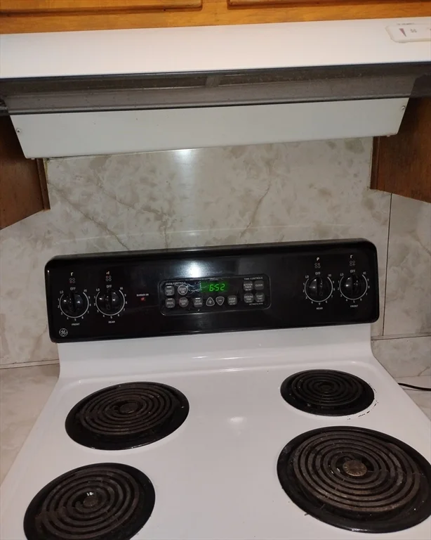 3 bed, 1 bath apartment for rent at 18 Spring St, Lexington — photo 5 of 7