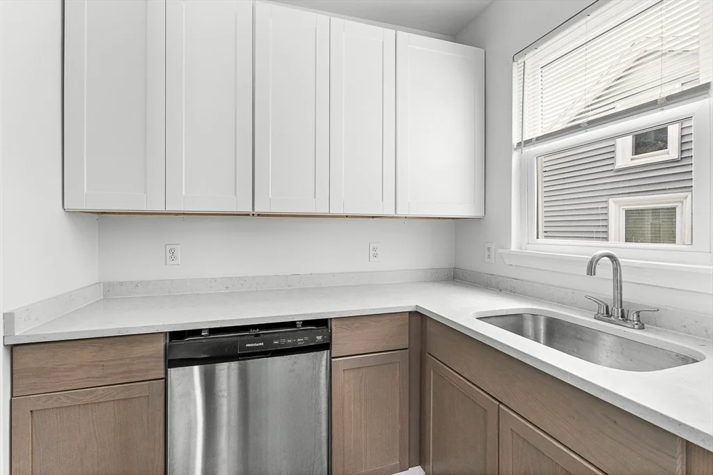 3 bed, 1 bath apartment for rent at 18 St Clair St Unit 2, East Lynn