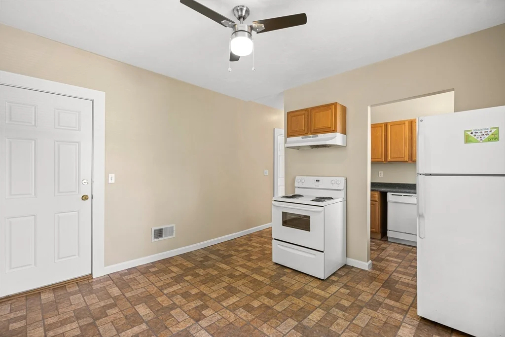 3 bed, 1 bath apartment for rent at 18 St Clair St Unit 3, East Lynn — photo 10 of 36