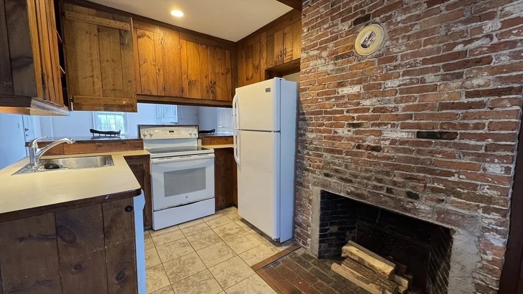 2 bed, 1 bath apartment for rent at 18 State St Unit 1, Old Town — photo 5 of 16