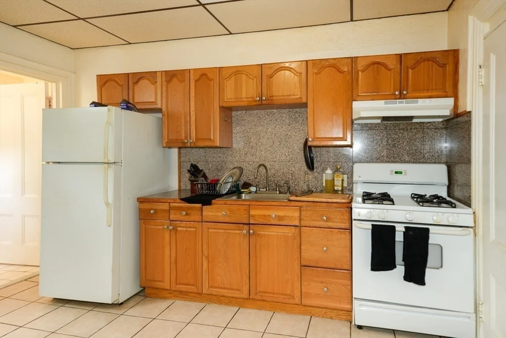 2 bed, 1 bath apartment for rent at 18 Summit Ave Unit 1, Prospect Hill — photo 3 of 7