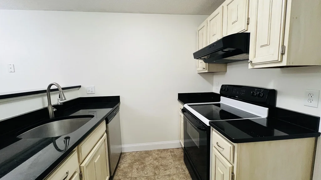 1 bed, 1 bath apartment for rent at 18 Walden Dr Unit 4, Natick — photo 2 of 13