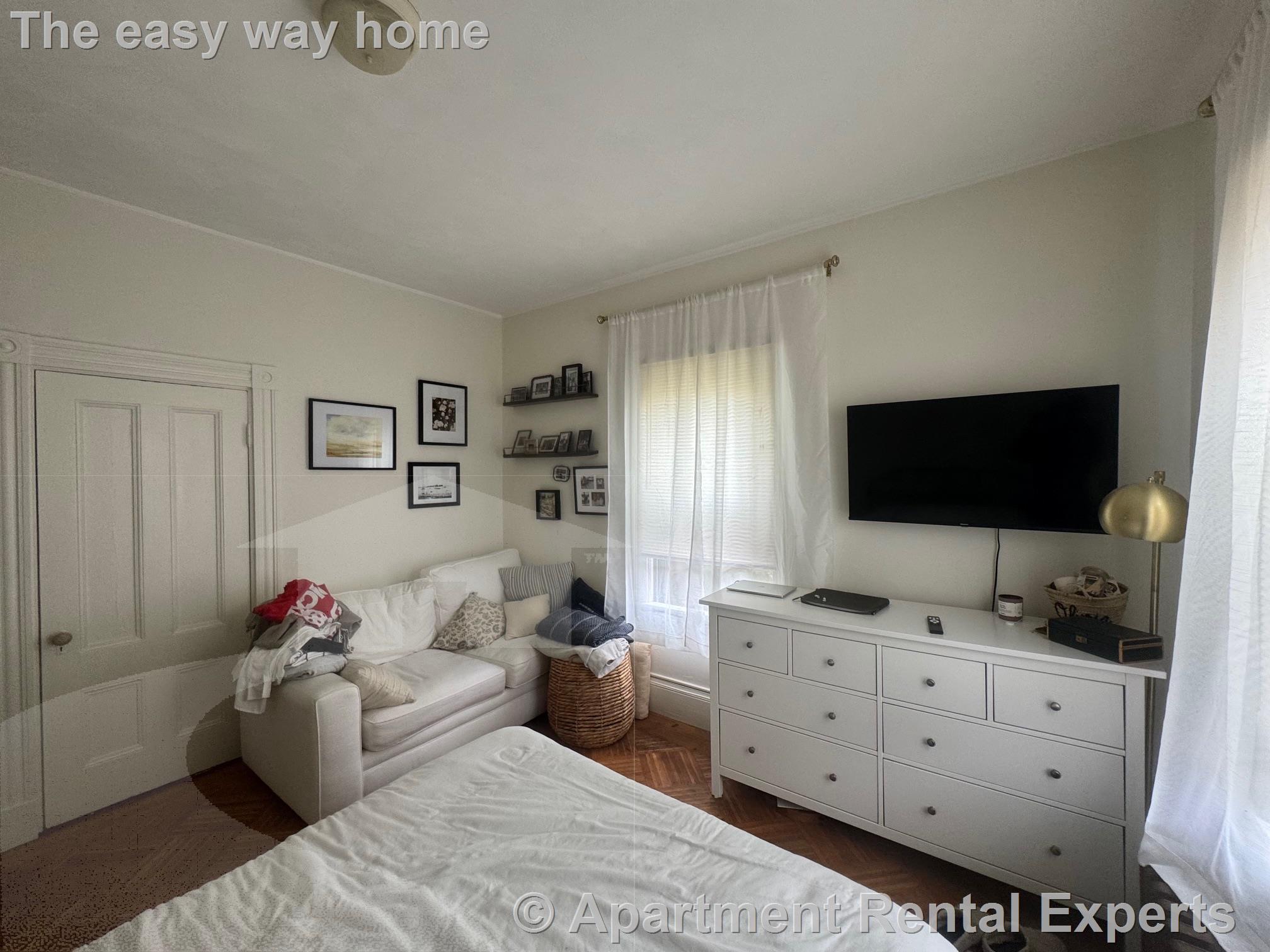 Studio bed, 1 bath apartment for rent at 18 Waldo St Unit 2, Spring Hill — photo 3 of 7