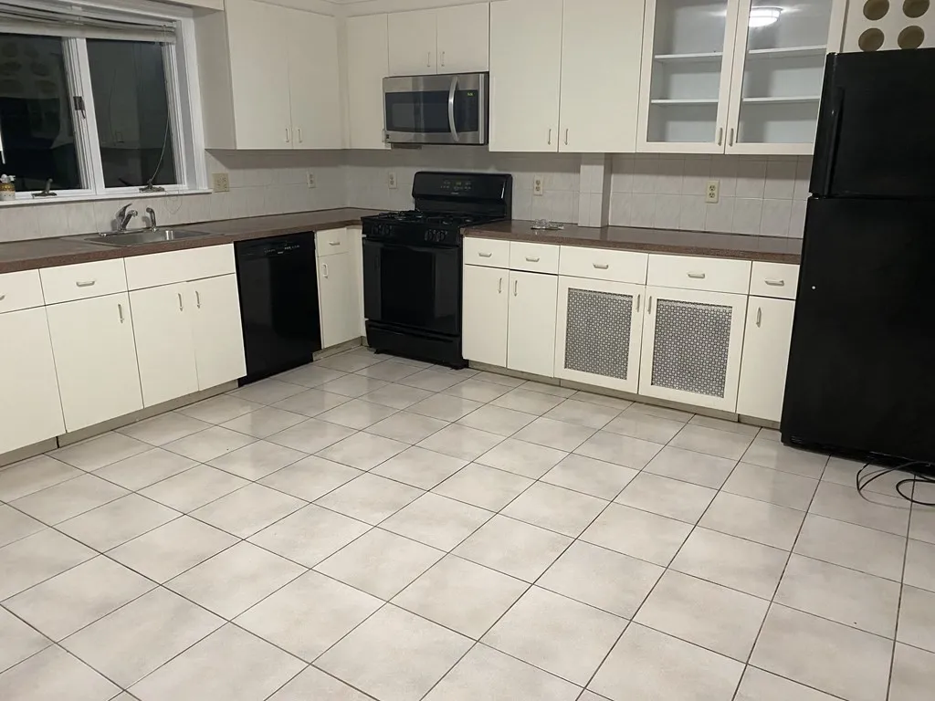 5 bed, 2 bath apartment for rent at 18 Walnut Rd Unit 2, Winter Hill — photo 4 of 16