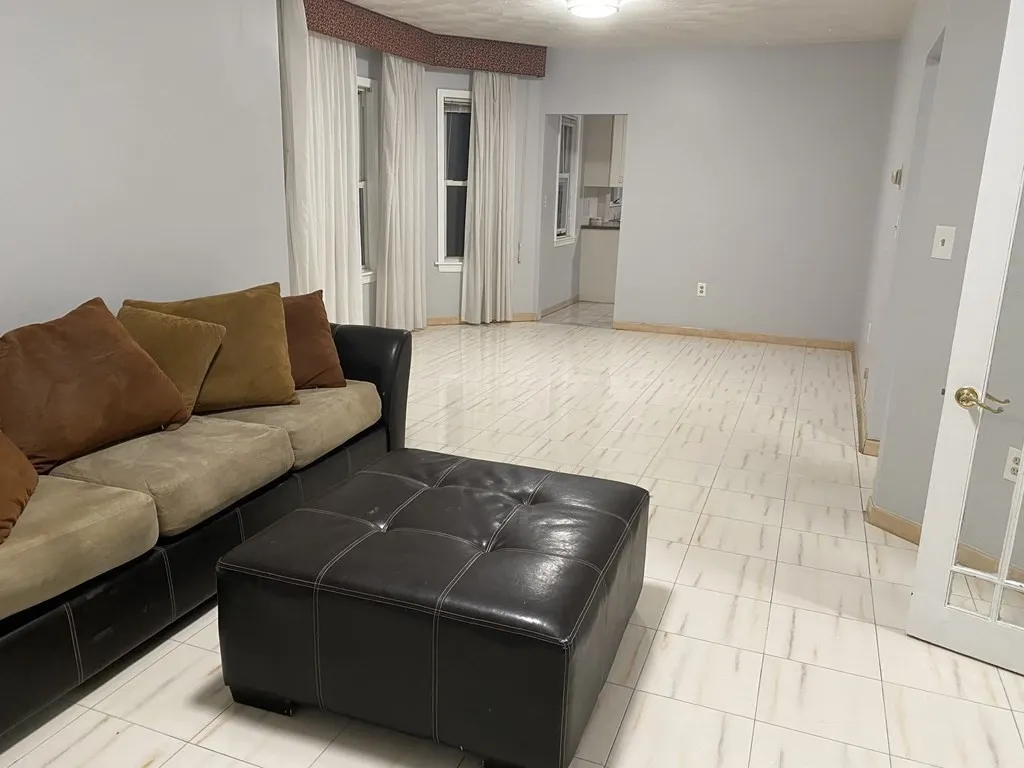 5 bed, 2 bath apartment for rent at 18 Walnut Rd Unit 2, Winter Hill — photo 1 of 16