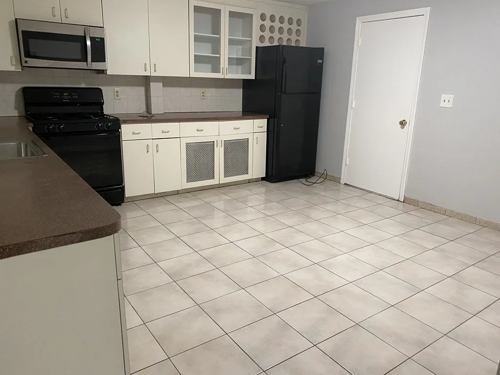 5 bed, 2 bath apartment for rent at 18 Walnut Rd Unit 2, Winter Hill — photo 3 of 16