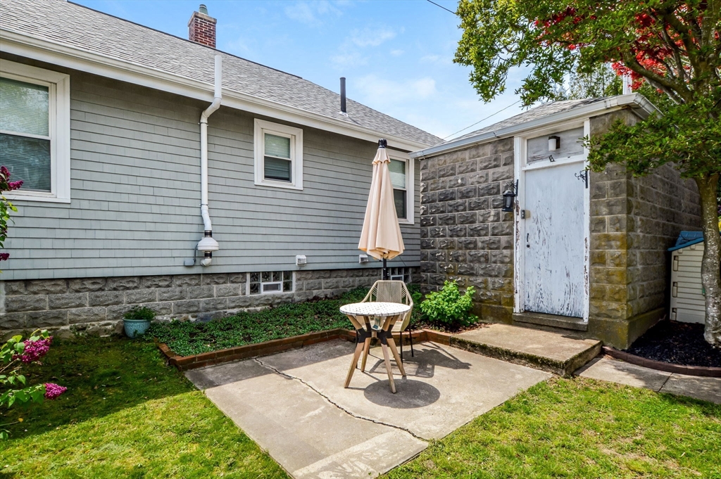 3 bed, 1 bath apartment for rent at 18 Washington Ave, New Bedford — photo 27 of 29