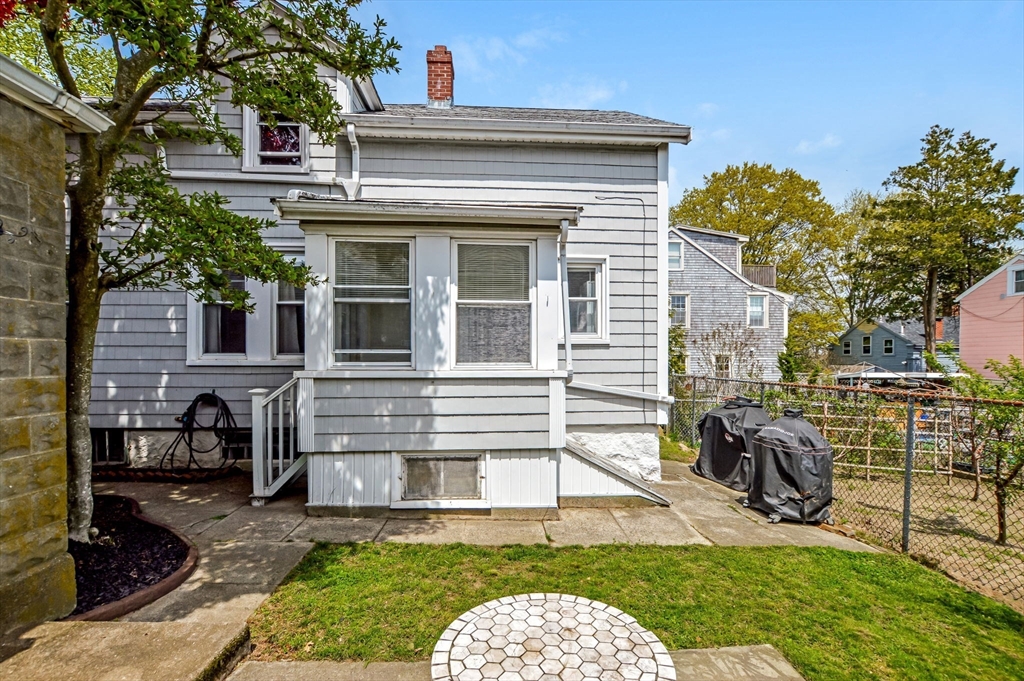 3 bed, 1 bath apartment for rent at 18 Washington Ave, New Bedford — photo 28 of 29