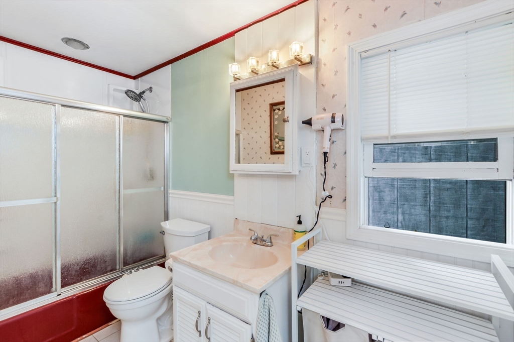 3 bed, 1 bath apartment for rent at 18 Washington Ave, New Bedford — photo 12 of 29
