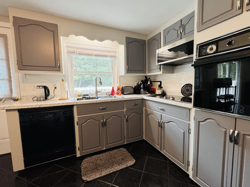 3 bed, 1 bath apartment for rent at 18 Weaver St Unit 1, West Wareham — photo 5 of 36