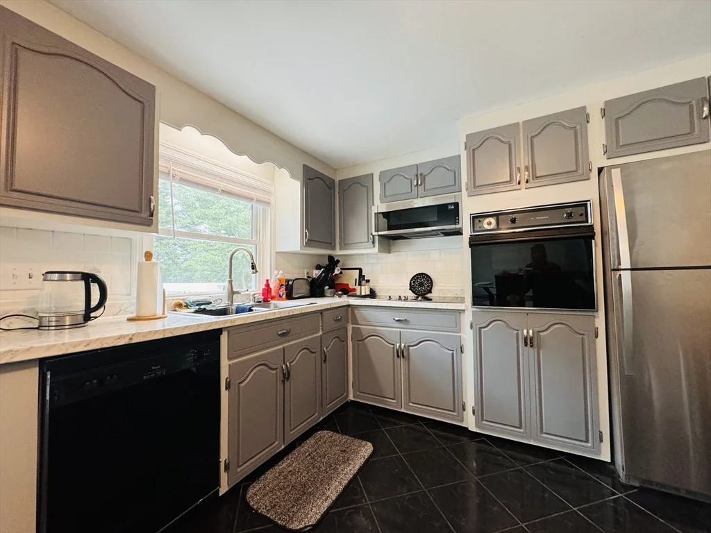 3 bed, 1 bath apartment for rent at 18 Weaver St Unit 1, West Wareham — photo 4 of 36