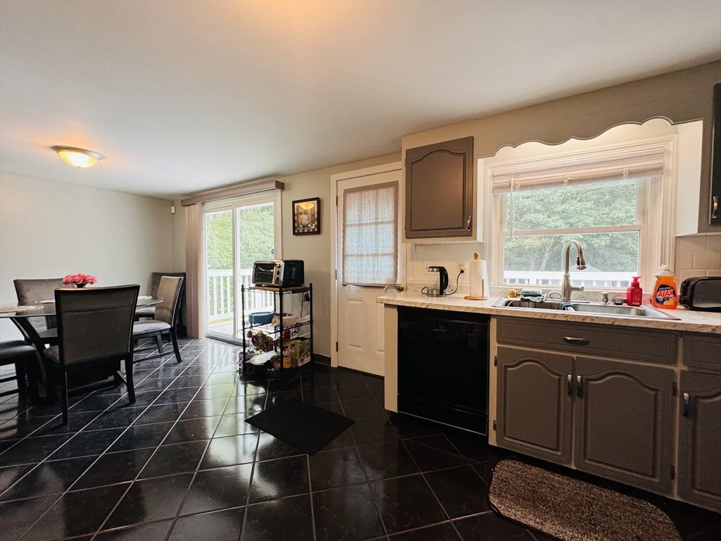 3 bed, 1 bath apartment for rent at 18 Weaver St Unit 1, West Wareham — photo 6 of 36