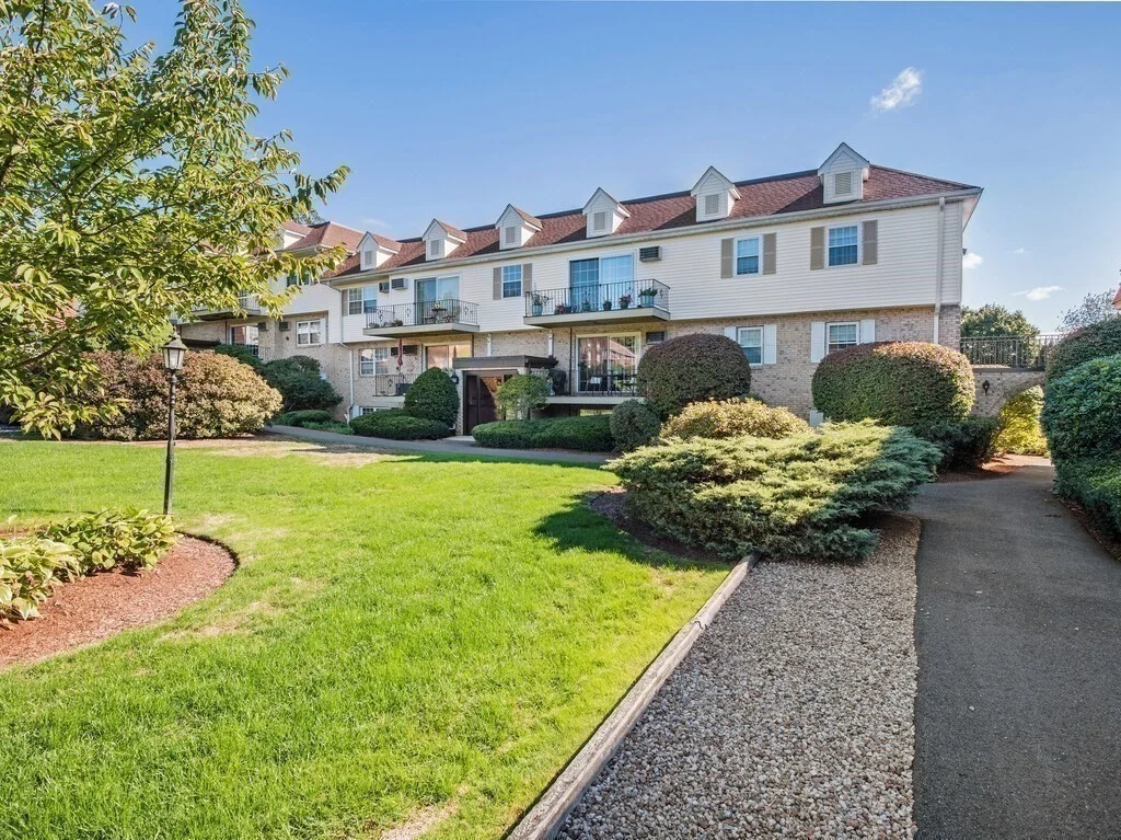 1 bed, 1 bath apartment for rent at 18 Williamsburg Ct Unit 1, Shrewsbury — photo 1 of 11