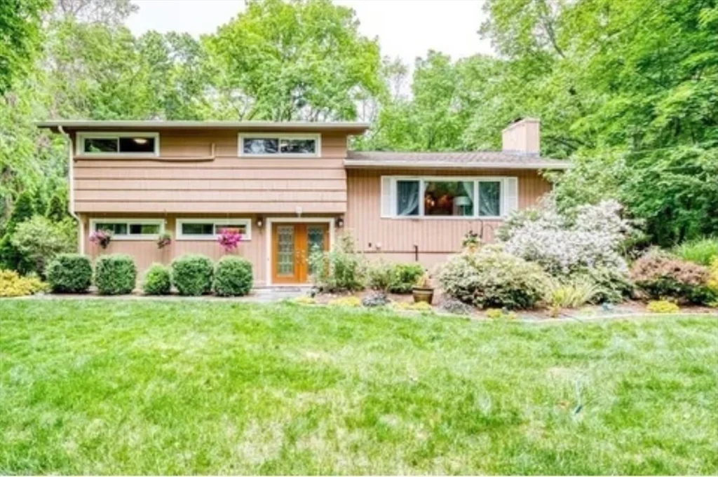 4 bed, 3 bath apartment for rent at 18 Winchester Dr Unit -, Lexington