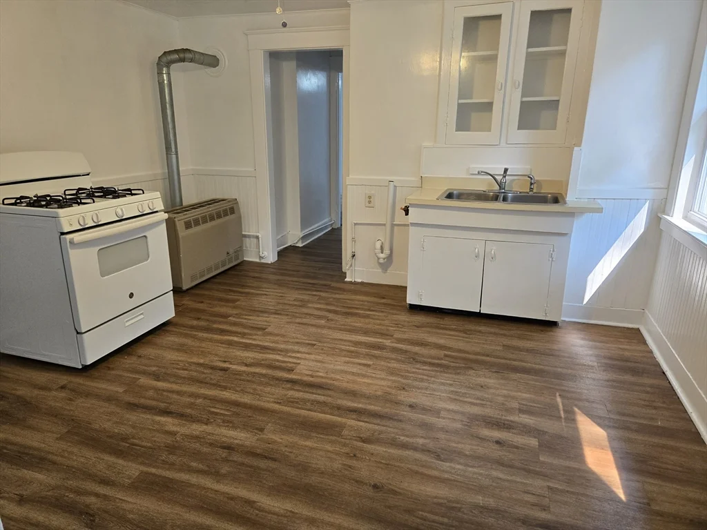 3 bed, 1 bath apartment for rent at 18 Windsor Ct Unit 2, Southbridge — photo 2 of 9